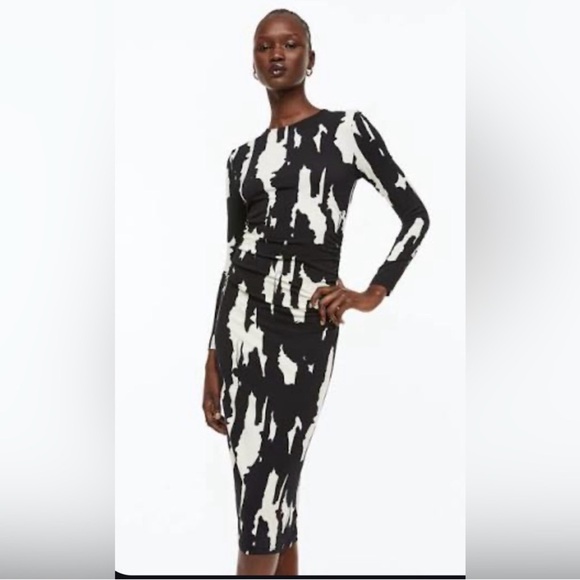 H&M Dresses & Skirts - H&M Black White Abstract Print Ruched Midi Dress Long Sleeve Small